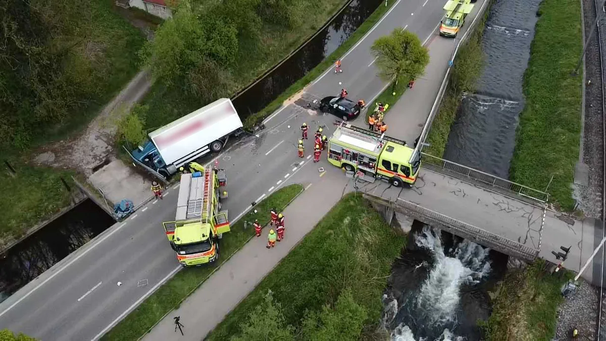Man sieht eine Unfallstelle im Aatal aus der Luft.